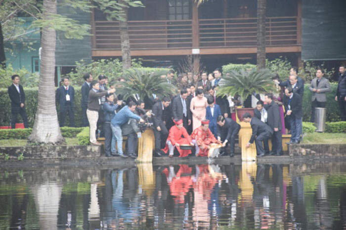 Chủ tịch nước Trương Tấn Sang và phu nhân thực hiện nghi lễ thả cá chép