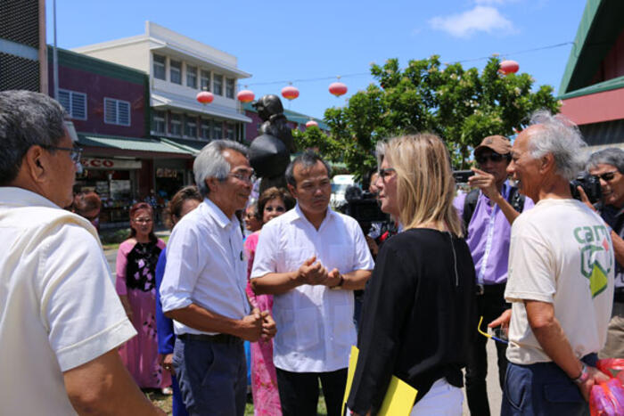 Bà Maire, Thị trưởng Nouméa đã gặp gỡ, trò chuyện cùng Thứ trưởng Vũ Hồng Nam