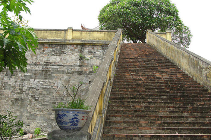 Cầu thang xây gạch dẫn lối lên lầu 2. Đây là lối dành cho quan quân thủ thành lên lầu thực hiện nhiệm vụ canh gác cho Cấm thành, cũng là lối vua lên thành uỷ lạo binh sĩ