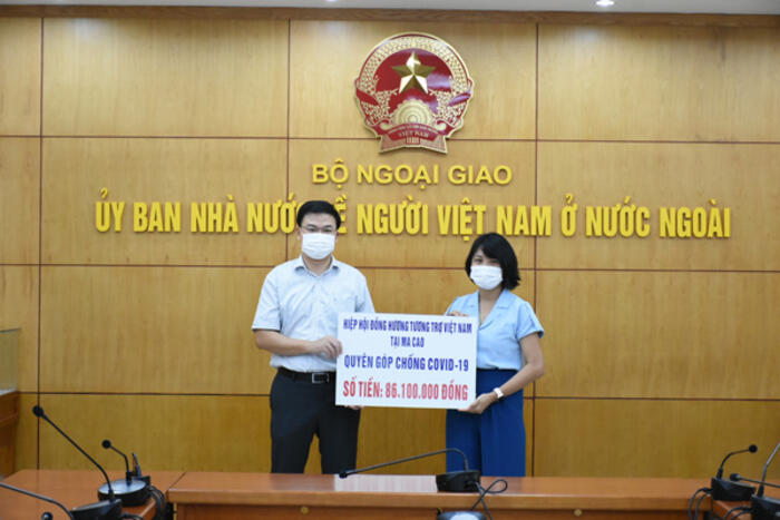 Thứ trưởng Phạm Quang Hiệu tiếp nhận tiền ủng hộ từ Hiệp hội Đồng hương tương trợ Việt Nam tại Macao (Trung Quốc)