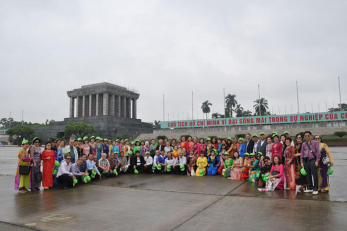 Đoàn chụp ảnh lưu niệm trước Lăng Chủ tịch Hồ Chí Minh