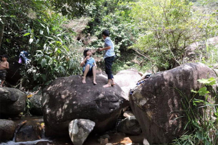 Những tảng đá lớn, bề mặt phẳng và rộng đủ cho du khách tha hồ thư giãn - Ảnh: T.Ly