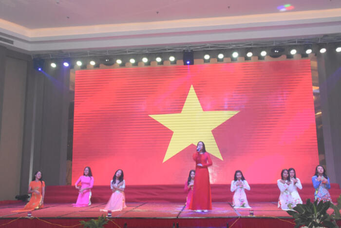 Thanh niên kiều bào biểu diễn Thương ca tiếng Việt