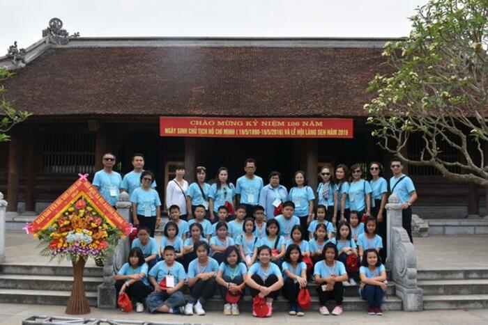 Đoàn chụp ảnh lưu niệm tại Nhà Tưởng niệm Chủ tịch Hồ Chí Minh