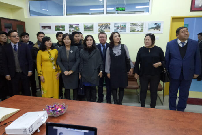Đại sứ Đoàn Thị Hương cùng các đại biểu tham quan Phòng Truyền thống