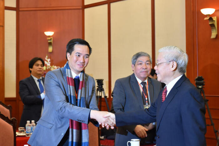 Tổng Bí thư Nguyễn Phú Trọng thân mật chào mừng các đại biểu kiều bào tham dự cuộc gặp gỡ