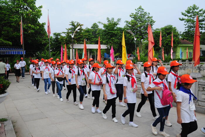 Đoàn vào thăm Khu tưởng niệm Chủ tịch Hồ Chí Minh