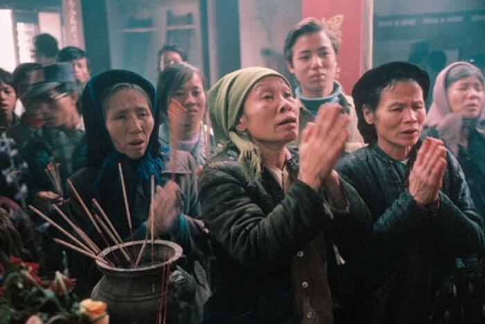 Hà Nội, 1989: Những người đến cầu khấn ở một ngôi đền trong dịp Tết
