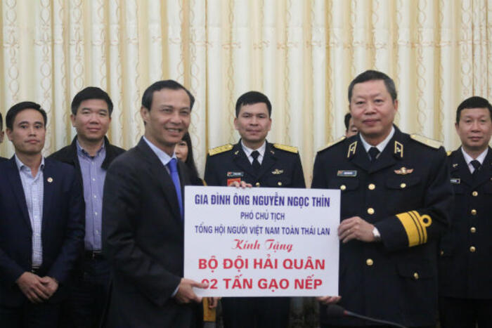 Ông Lương Thanh Nghị, Phó Chủ nhiệm Ủy ban Nhà nước về người Việt Nam ở nước ngoài gửi tặng hai tấn gạo nếp của ông Nguyễn Ngọc Thìn (kiều bào Thái Lan) tặng bộ đội hải quân.