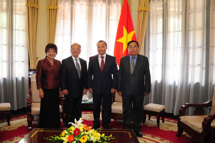 Thứ trưởng Vũ Hồng Nam chụp ảnh lưu niệm cùng Giáo sư Yang Dao cùng các thành viên trong gia đình về thăm quê hương