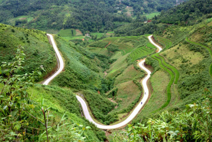 Chiếc vòng ngọc - đường vào Bạch Đích - Ảnh: Thủy Trần