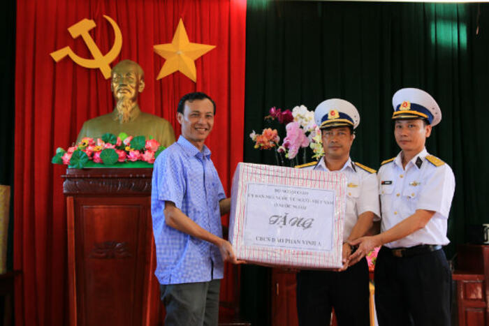 Ông Lương Thanh Nghị tặng quà các chiến sỹ đảo Phan Vinh