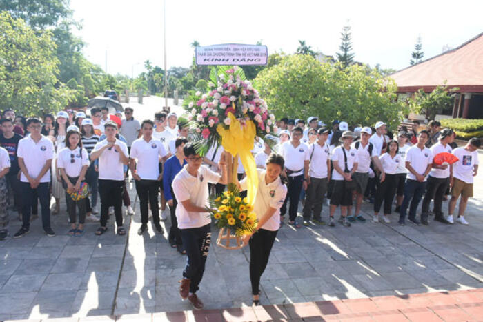 Đoàn dâng hoa tưởng nhớ cố Thủ tướng Phạm Văn Đồng tại nhà lưu niệm quê hương cố Thủ tướng