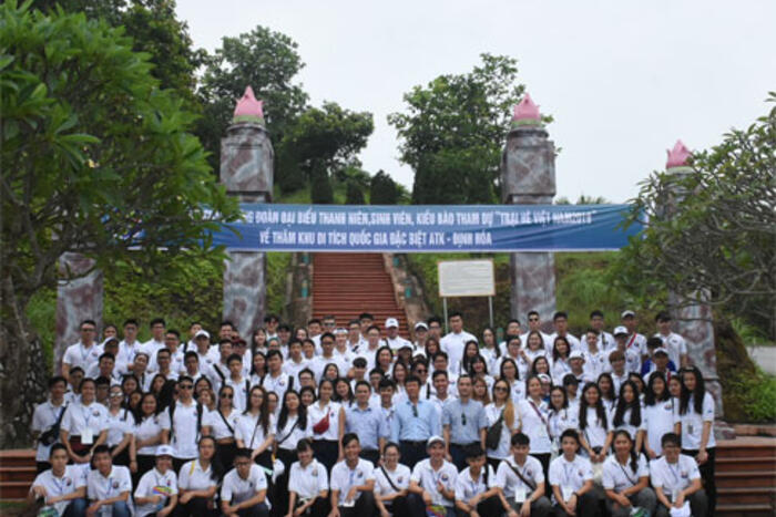 Các đại biểu chụp ảnh lưu niệm tại  Khu di tích Nhà tưởng niệm Chủ tich Hồ Chí Minh tại Đèo De