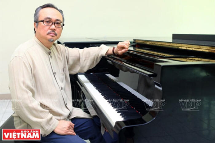 NSND Đặng Thái Sơn bên phím dương cầm.  Ảnh: Trần Thanh Giang