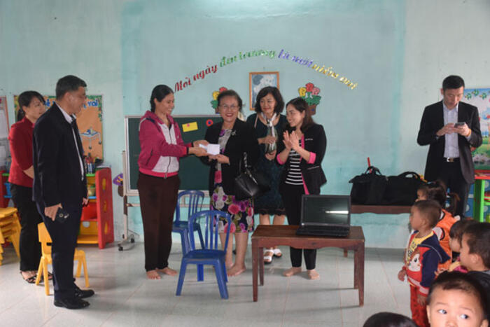 Bà con kiều bào tặng quà cho giáo viên và học sinh trường Mầm non An Ninh