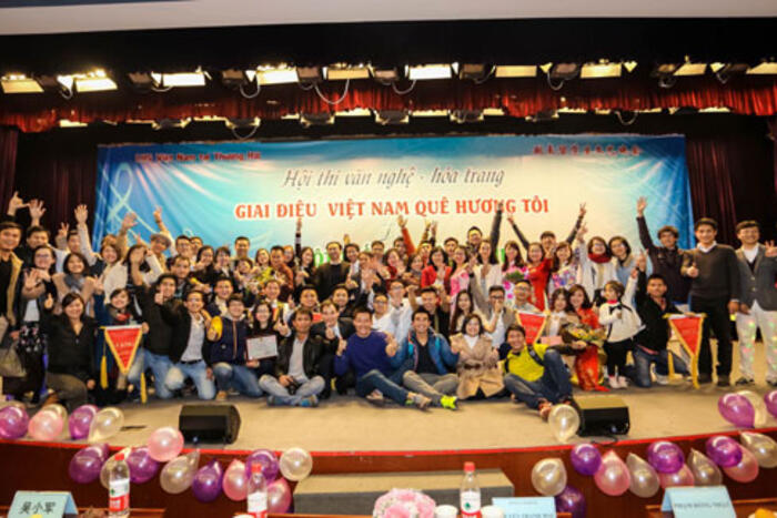 Bà Nguyễn Thanh Mai, Tổng lãnh sự Việt Nam tại Thượng Hải chụp ảnh cùng lưu học sinh