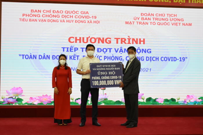 Thứ trưởng Phạm Quang Hiệu thay mặt Quỹ Steve  Bùi và những người bạn trao tiền ủng hộ cho Mặt trận Tổ quốc Việt Nam
