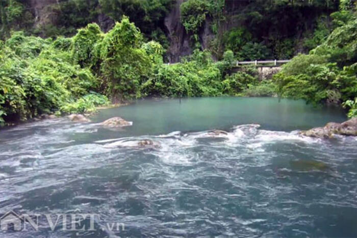Dòng suối Moọc hoang sơ, nước trong xanh