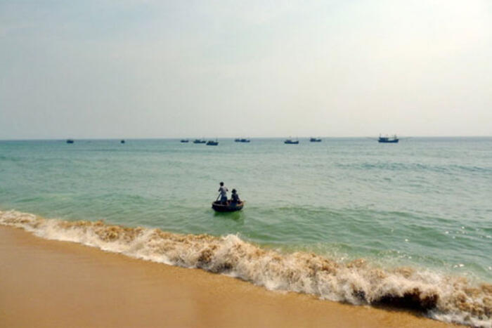 Biển, tàu cá nhỏ và những người ngư dân, nhìn từ phía chân ghềnh