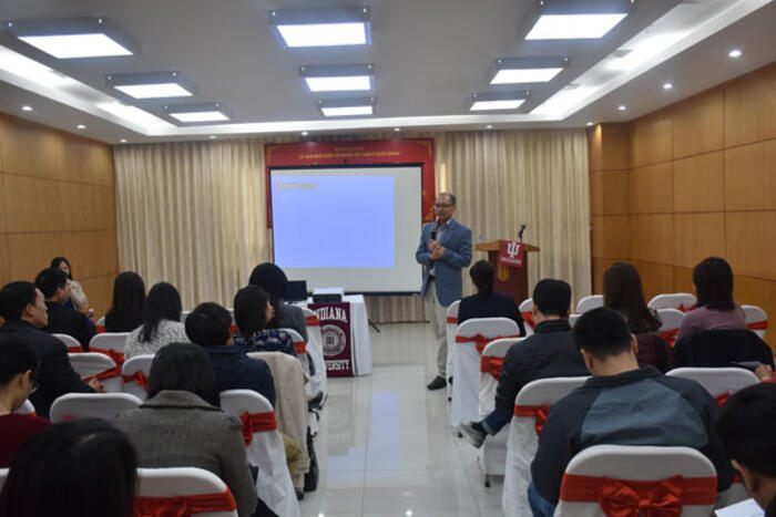 PGS.TS Trần Ngọc Anh giải đáp của các đại biểu quan tâm về chương trình học bổng