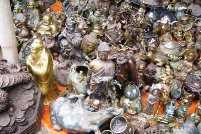 Một gian hàng tượng ở chợ Viềng