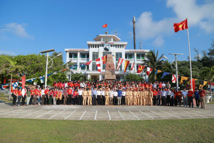 Các thành viên chụp ảnh lưu niệm tại đảo Song Tử Tây