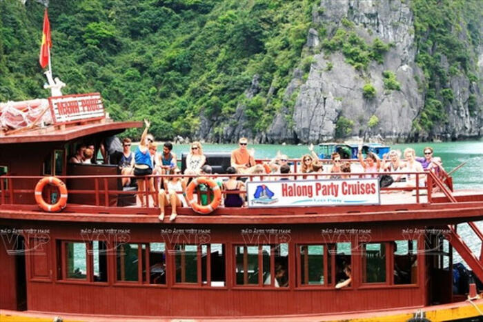 Du khách nước ngoài hào hứng với tour khám phá Cát Bà bằng du thuyền trên biển. (Ảnh: Trần Thanh Giang)