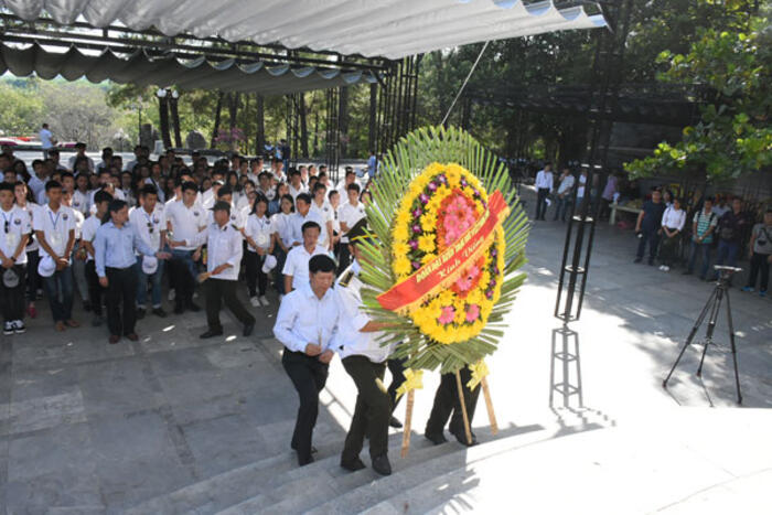 Thứ trưởng Nguyễn Quốc Cường và Đoàn đại biểu Trại hè VN 2019 dâng hương tại nghĩa trang Trường Sơn