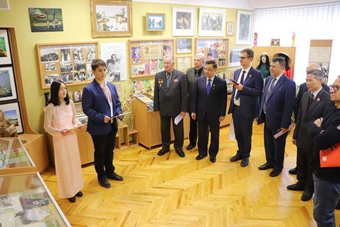 Các đại biểu tham quan Bảo tàng Hồ Chí Minh tại trường