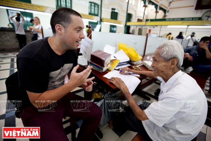 Thân thiện trong giao tiếp bằng tiếng Anh với du khách nước ngoài tìm hiểu về công việc của mình