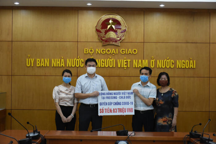 Thứ trưởng Phạm Quang Hiệu tiếp nhận tiền ủng hộ Cộng đồng người Việt Nam tại Freising - CHLB Đức