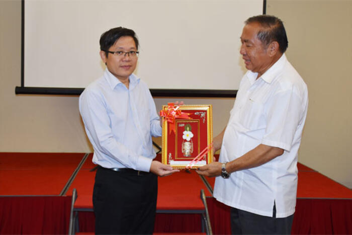 Ông Souvanna Phouyavong gửi tặng ông Ngô Trịnh Hà món quà lưu niệm