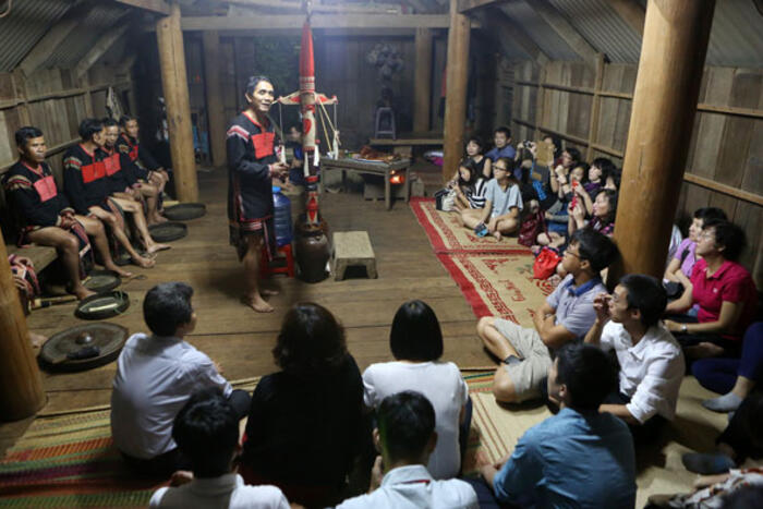 Già làng Ma Len giới thiệu với đoàn khách đến từ Nhật Bản về bản sắc văn hóa của người Ê Đê ở buôn Kô Sia.