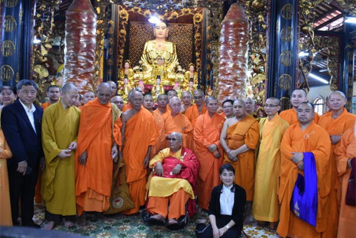 Đoàn chụp ảnh lưu niệm tại chùa Sắc tứ Tam Bảo