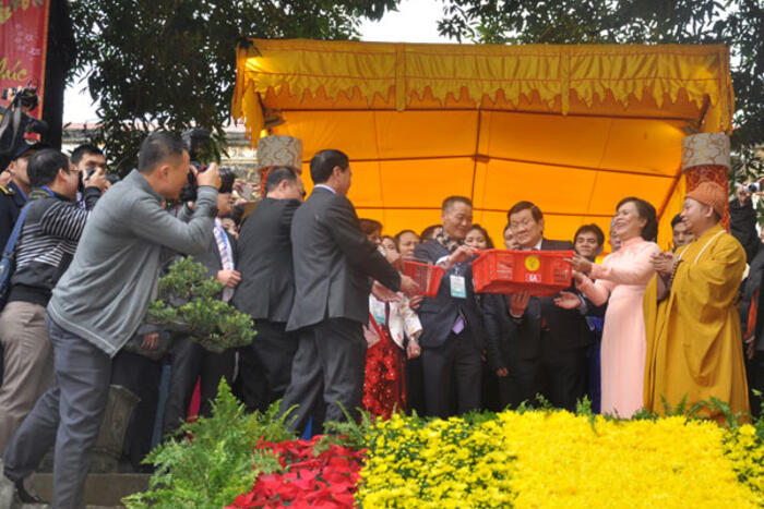 Chủ tịch nước Trương Tấn Sang cùng đoàn kiều bào thực hiện nghi lễ phóng sinh tại Điện Kính Thiên
