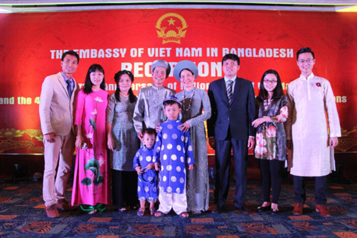 Đại sứ Trần Văn Khoa và phu nhân cùng các cán bộ của Đại sứ quán và gia đình