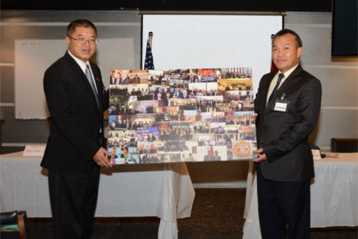 Ông David Hồ - Chủ tịch Hội doanh nhân người Việt tại Hoa Kỳ  tặng quà lưu niệm cho Đoàn
