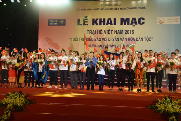 Ông Đặng Thế Hùng thay mặt Ban tổ chức tặng hoa cho các đại biểu Trại hè Việt Nam 2016