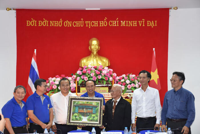 Thứ trưởng Vũ Hồng Nam tặng tranh lưu niệm cho Hội