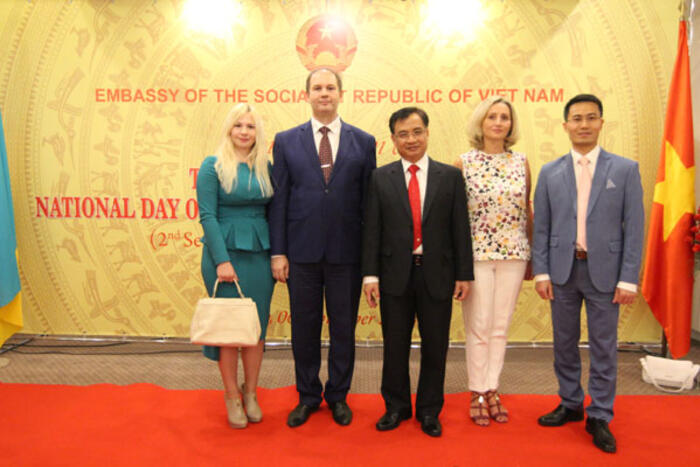 Ông Sergiy Chervanchuk - Phó Chủ tịch  Hội hữu nghị Ucraina - Việt Nam chụp ảnh lưu niệm cùng Đại sứ Nguyễn Anh Tuấn