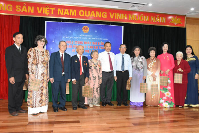 Thứ trưởng Vũ Hồng Nam tặng quà lưu niệm cho các thầy cô giáo