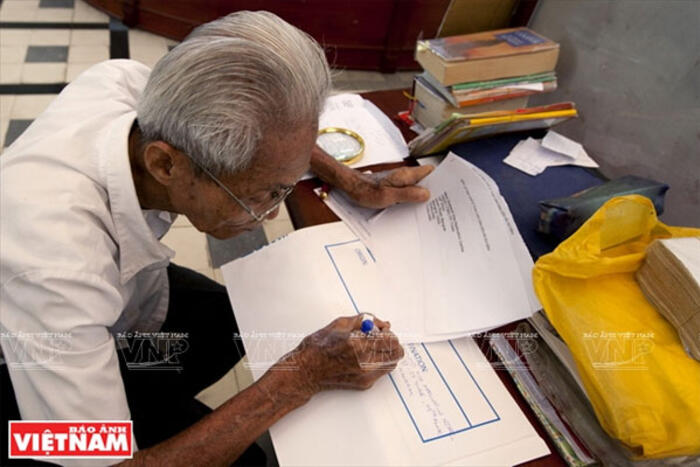 Công việc ông Ngộ thường làm là dịch thư từ tiếng Việt sang tiếng Anh, tiếng Pháp cho khách hàng người Việt hoặc viết thư tiếng Việt giúp người nước ngoài