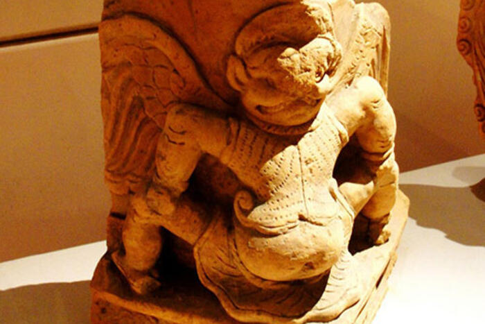 Gạch xây tháp trang trí hình chim thần Garuda