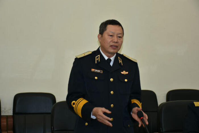 Chuẩn đô đốc Đặng Minh Hải, Phó Chính ủy Quân chủng Hải quân cảm ơn món quà ý nghĩa của bà con kiều bào gửi tặng