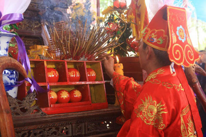 Bậc trưởng lão làm lễ Thánh trước khi trò chơi cướp phết diễn ra