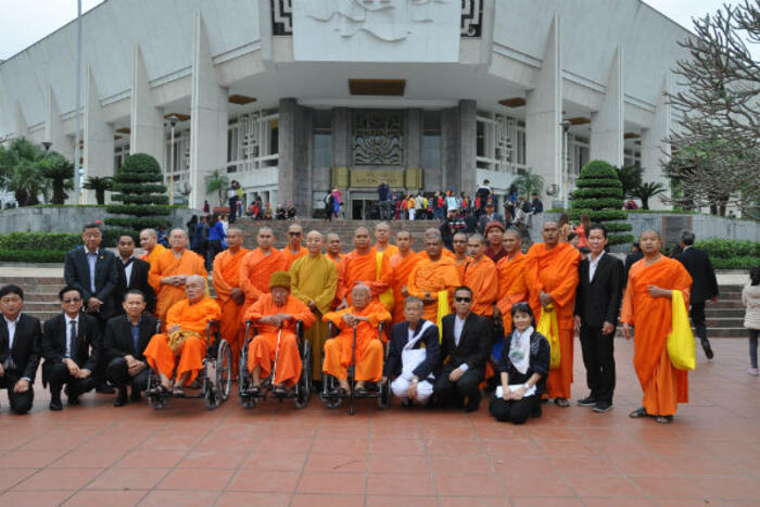 Trước cửa Bảo tàng Hồ Chí Minh