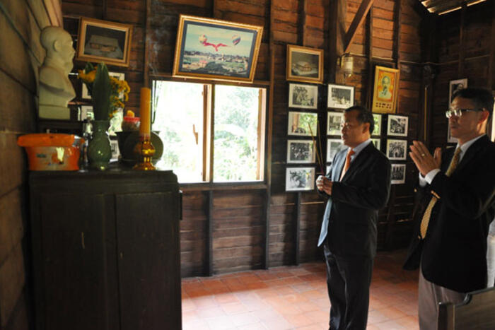 Thứ trưởng Vũ Hồng Nam dâng hương tưởng niệm Bác tại ngôi nhà Bác từng sống