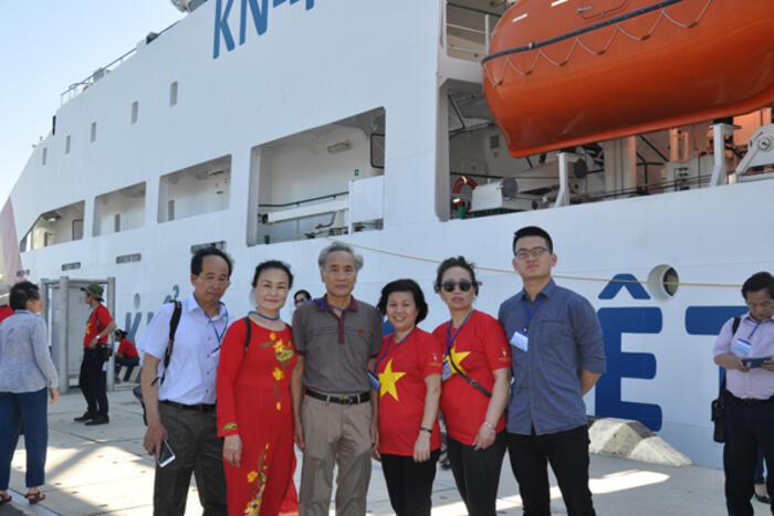Các thành viên của Đoàn công tác số 10 chụp ảnh lưu niệm trước con tàu KN 491