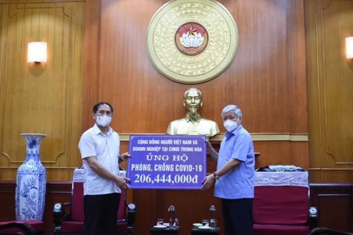 Bộ trưởng Bùi Thanh Sơn trao số tiền ủng hộ của cộng đồng người Việt Nam và doanh nghiệp tại CHND Trung Hoa cho Chủ tịch UBTW MTTQVN Đỗ Văn Chiến